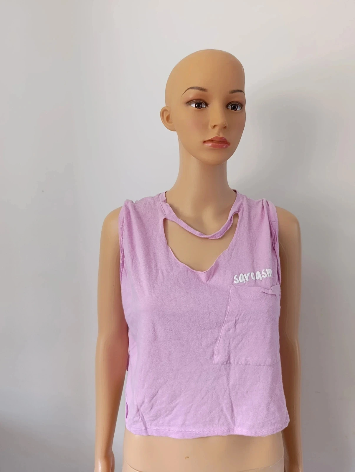 Top crop rose Jennyfer L – Débardeur 100 % coton avec poche & inscription "Sarcasm"